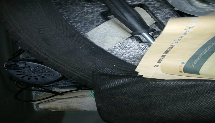 2022 Mahindra XUV300 W8 1.2 PETROL, Petrol, Manual, 42,736 km, tyre