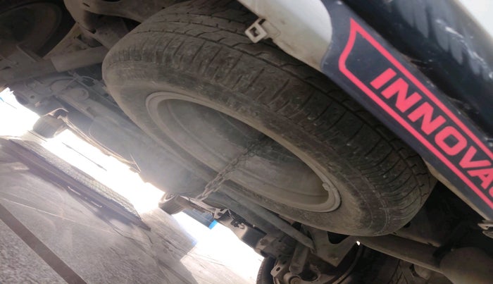 2017 Toyota Innova Crysta 2.4 VX 8 STR, Diesel, Manual, 2,00,204 km, tyre