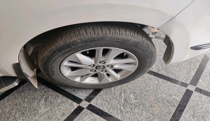 2017 Toyota Innova Crysta 2.4 VX 8 STR, Diesel, Manual, 2,00,204 km, tyre