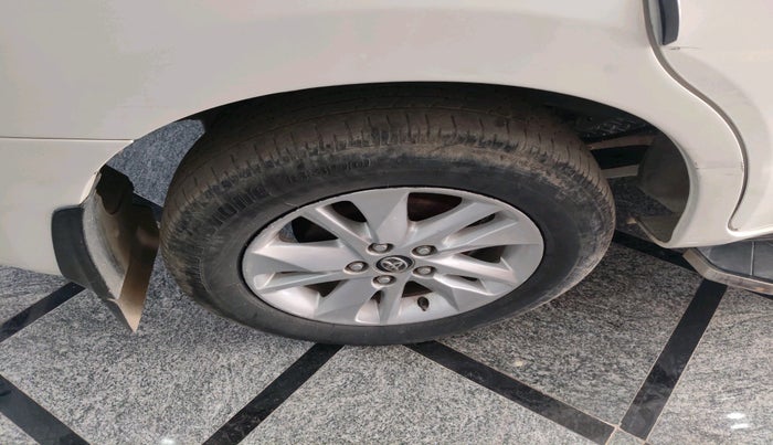 2017 Toyota Innova Crysta 2.4 VX 8 STR, Diesel, Manual, 2,00,204 km, tyre