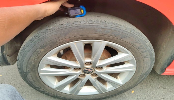 2014 Volkswagen Polo HIGHLINE1.2L, Petrol, Manual, 1,04,351 km, tyre