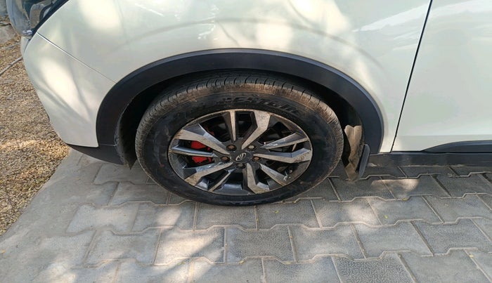 2020 Mahindra XUV300 W8 (O) 1.5 DIESEL AMT, Diesel, Automatic, 1,53,511 km, tyre