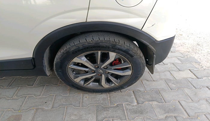 2020 Mahindra XUV300 W8 (O) 1.5 DIESEL AMT, Diesel, Automatic, 1,53,511 km, tyre