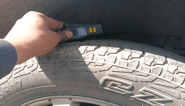 2017 Mahindra XUV500 W10 AT, Diesel, Automatic, 1,32,318 km, tyre