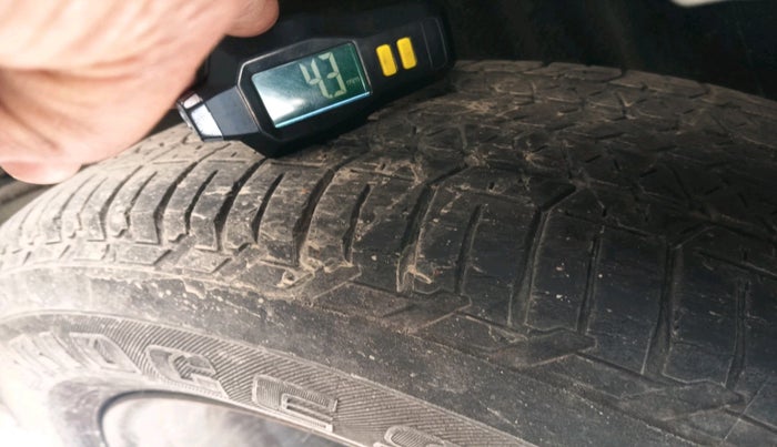 2017 Mahindra XUV500 W10 AT, Diesel, Automatic, 1,32,318 km, tyre