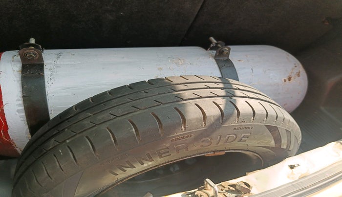 2017 Maruti Swift LXI (O), Petrol, Manual, 1,32,659 km, tyre