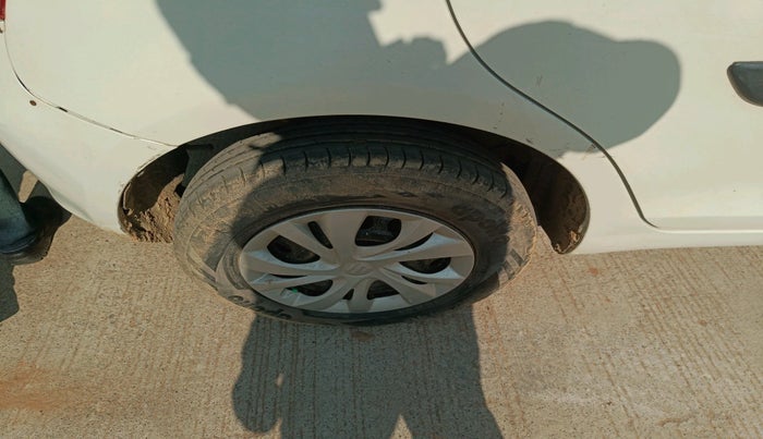 2017 Maruti Swift LXI (O), Petrol, Manual, 1,32,659 km, tyre