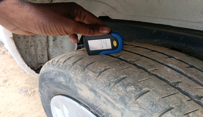 2011 Toyota Innova 2.5 G3, Diesel, Manual, 1,61,010 km, tyre