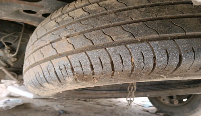 2011 Toyota Innova 2.5 G3, Diesel, Manual, 1,61,010 km, tyre