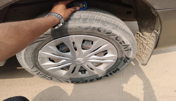 2016 Toyota Innova 2.5 GX 7 STR, Diesel, Manual, 1,27,048 km, tyre