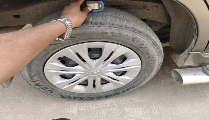 2016 Toyota Innova 2.5 GX 7 STR, Diesel, Manual, 1,27,048 km, tyre