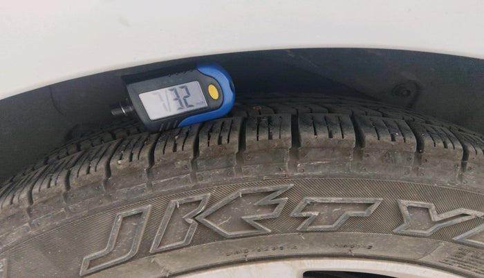 2014 Hyundai New Elantra 1.6 SX MT DIESEL, Diesel, Manual, 1,73,837 km, tyre