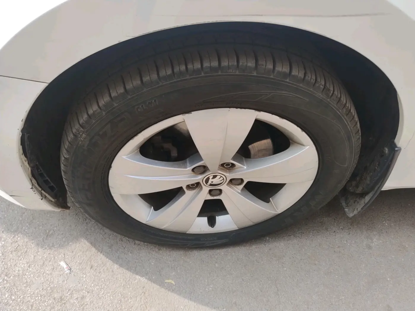 2018 Skoda Superb STYLE 1.8 TSI AT, Petrol, Automatic, 1,01,650 km, tyre