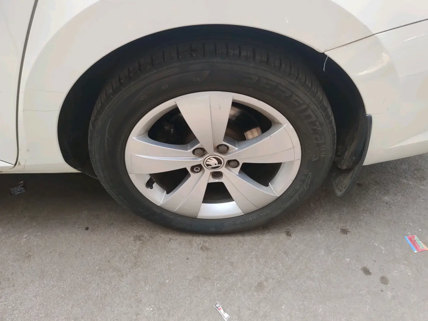 2018 Skoda Superb STYLE 1.8 TSI AT, Petrol, Automatic, 1,01,650 km, tyre