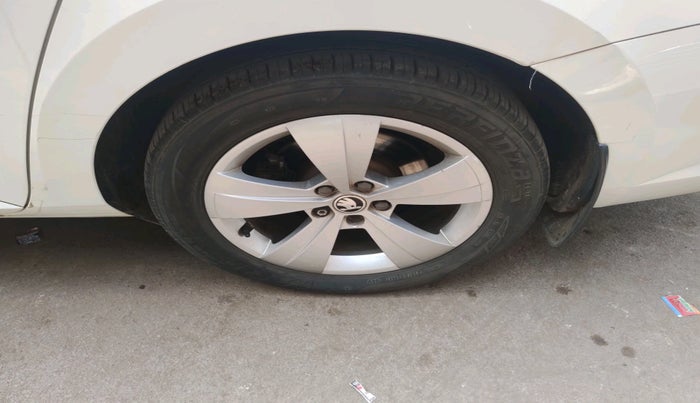 2018 Skoda Superb STYLE 1.8 TSI AT, Petrol, Automatic, 99,892 km, tyre