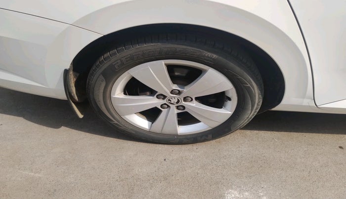 2018 Skoda Superb STYLE 1.8 TSI AT, Petrol, Automatic, 99,892 km, tyre