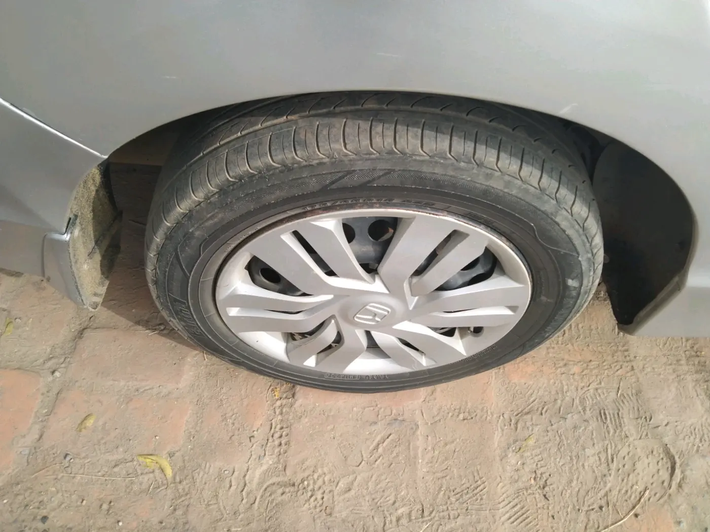 2014 Honda City 1.5L I-VTEC SV, Petrol, Manual, 1,03,319 km, tyre