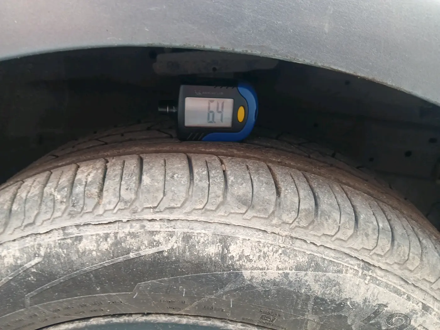 2015 Maruti Swift LXI, CNG, Manual, 69,316 km, tyre