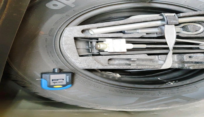 2014 Volkswagen Polo HIGHLINE1.2L, Petrol, Manual, 92,343 km, tyre