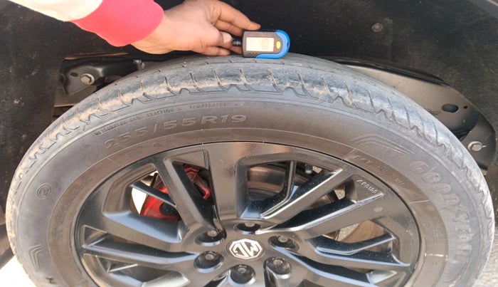 2024 MG GLOSTER Desertstorm 7 STR 2.0 Twin Turbo 4WD, Diesel, Automatic, 59,183 km, tyre