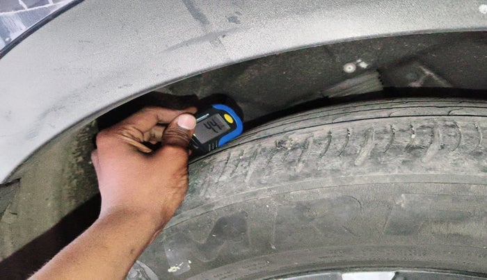 2021 Mahindra XUV700 AX 7 LUXURY P AT 7 STR, Petrol, Automatic, 49,766 km, tyre