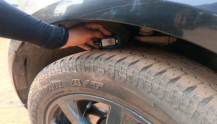 2012 Audi Q5 2.0 TDI QUATTRO, Diesel, Automatic, 1,08,125 km, tyre