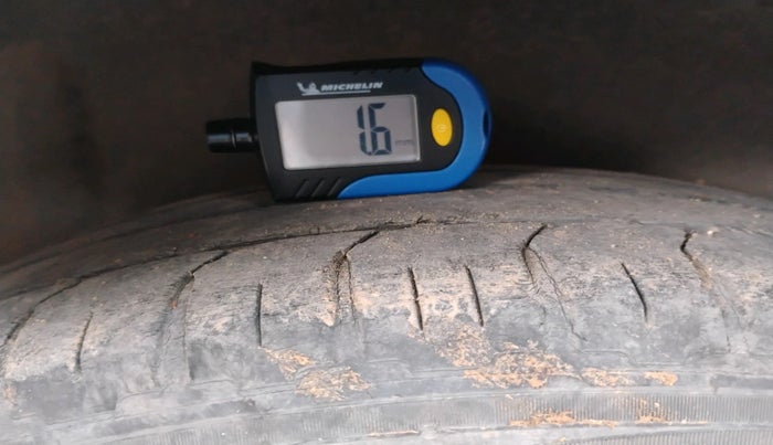 2013 Renault Fluence 1.5 E2, Diesel, Manual, 1,92,442 km, tyre