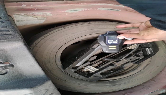 2012 Volkswagen Polo TRENDLINE 1.2L DIESEL, Diesel, Manual, 1,43,978 km, tyre