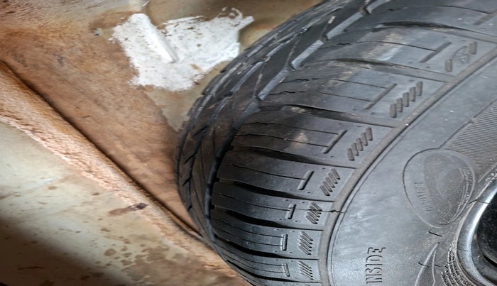 2017 Volkswagen Ameo HIGHLINE1.2L, Petrol, Manual, 66,043 km, tyre