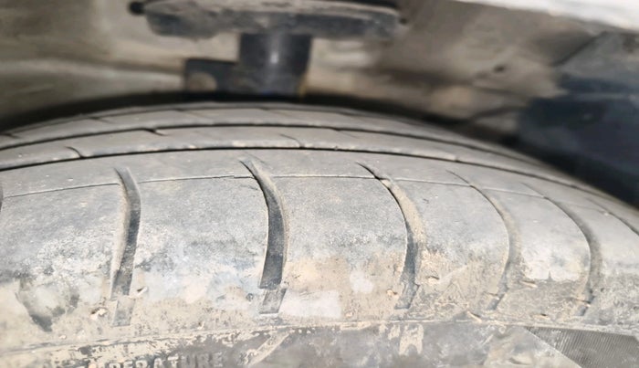 2014 Maruti Ertiga ZDI, Diesel, Manual, 2,82,837 km, tyre