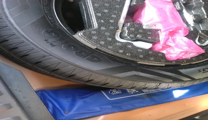 2020 Toyota URBAN CRUISER PREMIUM GRADE AT DUAL TONE, Petrol, Automatic, 35,027 km, tyre