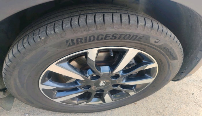 2018 Mahindra XUV500 W11, Diesel, Manual, 1,64,236 km, tyre