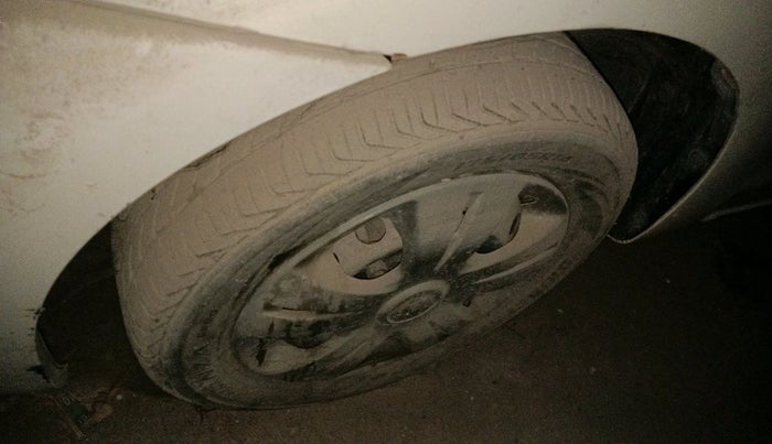 2011 Toyota Etios Liva G, Petrol, Manual, 40,570 km, tyre