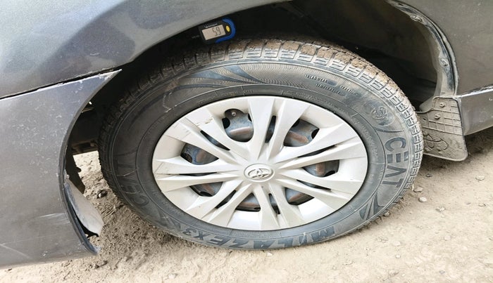 2014 Toyota Innova 2.5 GX 8 STR, Diesel, Manual, 2,03,288 km, tyre