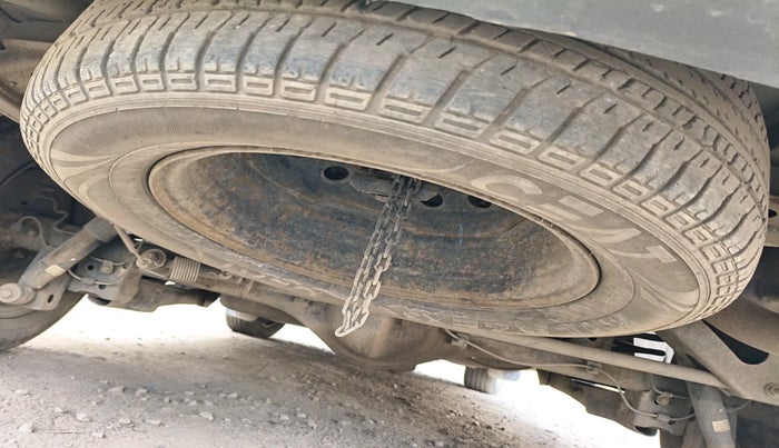 2014 Toyota Innova 2.5 GX 8 STR, Diesel, Manual, 2,03,288 km, tyre