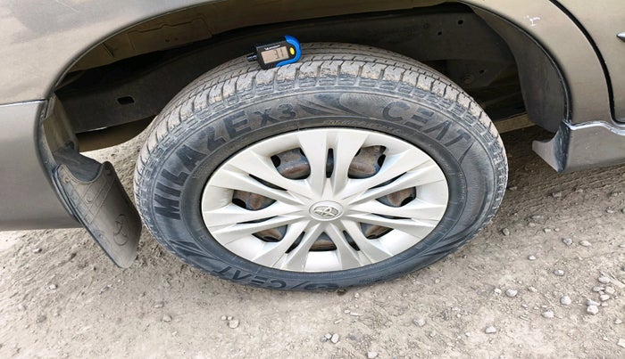 2014 Toyota Innova 2.5 GX 8 STR, Diesel, Manual, 2,03,288 km, tyre