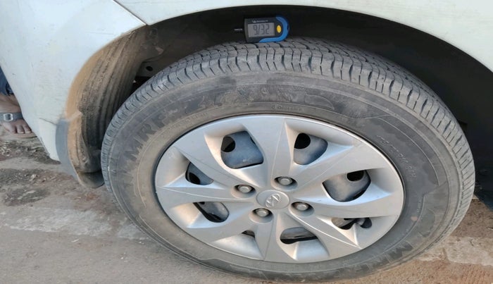 2012 Hyundai i20 MAGNA 1.2, Petrol, Manual, 1,00,120 km, tyre