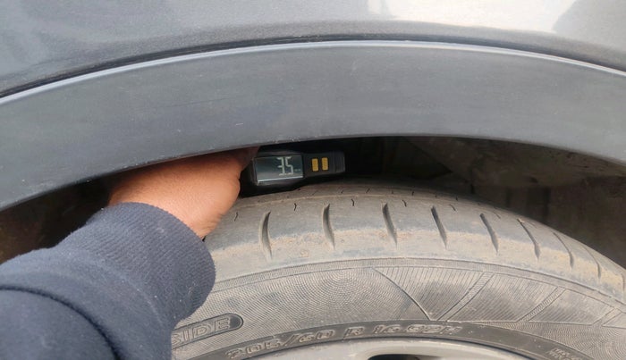 2015 Maruti S Cross ALPHA 1.3, Diesel, Manual, 2,01,509 km, tyre