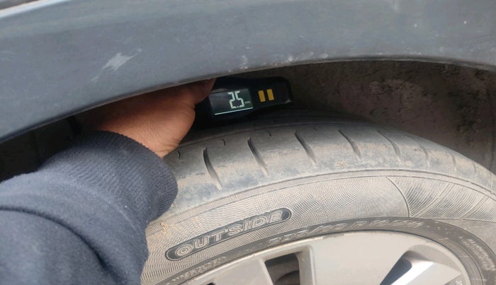 2015 Maruti S Cross ALPHA 1.3, Diesel, Manual, 2,01,509 km, tyre