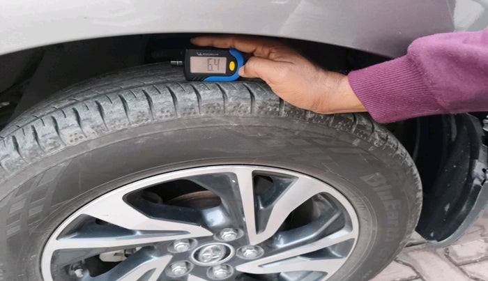 2021 Toyota Innova Crysta 2.4 VX 7 STR, Diesel, Manual, 65,368 km, tyre