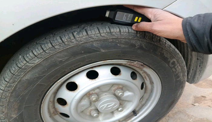 2013 Hyundai Eon ERA +, Petrol, Manual, 27,350 km, tyre