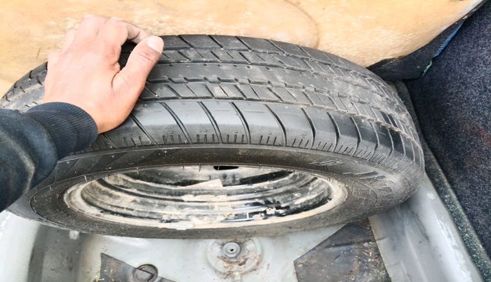 2016 Volkswagen Polo COMFORTLINE 1.2L, Petrol, Manual, 88,758 km, tyre