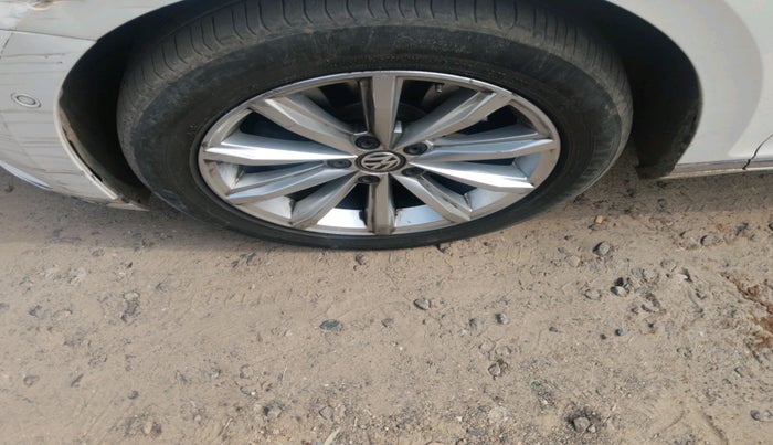 2018 Volkswagen Passat HIGHLINE DSG, Diesel, Automatic, 1,66,219 km, tyre