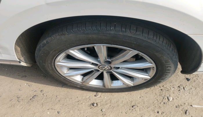 2018 Volkswagen Passat HIGHLINE DSG, Diesel, Automatic, 1,66,219 km, tyre