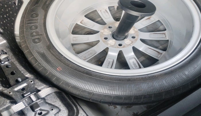 2018 Volkswagen Passat HIGHLINE DSG, Diesel, Automatic, 1,66,219 km, tyre