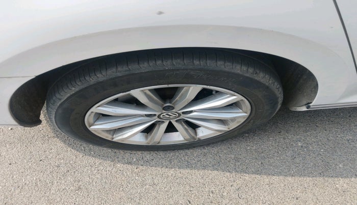 2018 Volkswagen Passat HIGHLINE DSG, Diesel, Automatic, 1,66,219 km, tyre