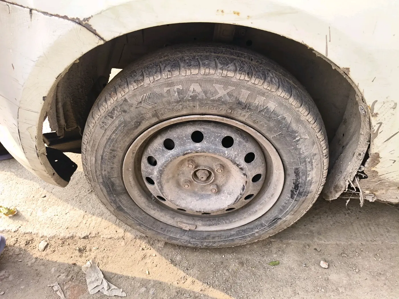 2013 Maruti Swift VXI, CNG, Manual, 1,94,099 km, tyre
