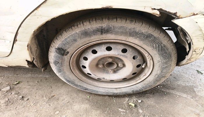 2013 Maruti Swift VXI, Petrol, Manual, 1,94,099 km, tyre