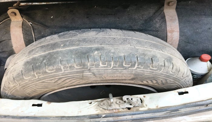 2013 Maruti Swift VXI, Petrol, Manual, 1,94,099 km, tyre