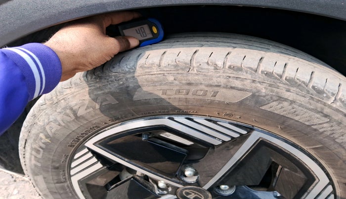 2023 Tata NEXON FEARLESS + SUNROOF DCA DUAL TONE 1.2 PETROL, Petrol, Automatic, 33,613 km, tyre